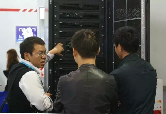 众赢国际版客服人员接待客户