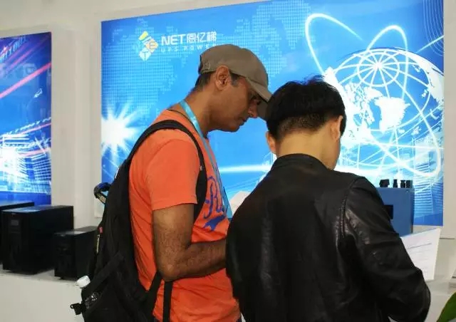 众赢国际版客服人员接待国外客户